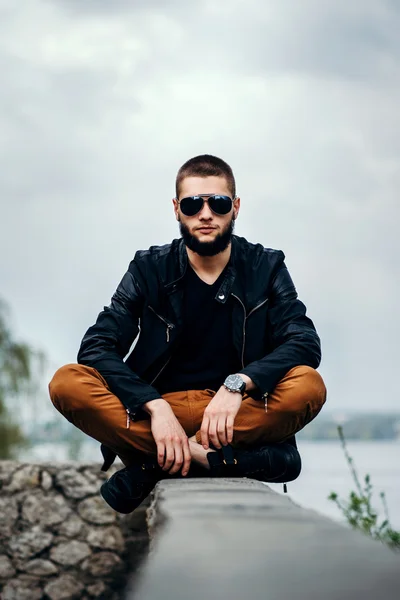 Hombre con barba al aire libre con lago detrás — Foto de Stock