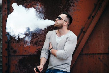 Güneş gözlüğü vaping açık erkekte
