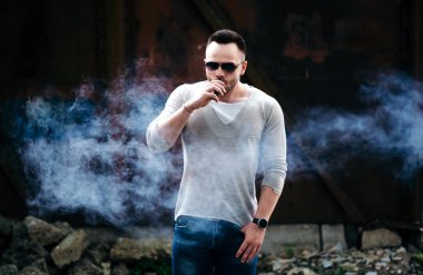 Güneş gözlüğü vaping açık erkekte