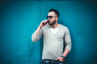 Güneş gözlüğü vaping açık erkekte