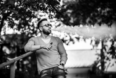 Güneş gözlüğü vaping açık erkekte