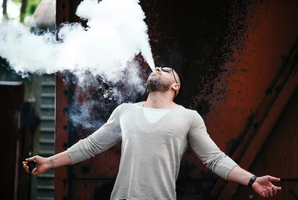 Mannen i solglasögon vaping utomhus — Stockfoto