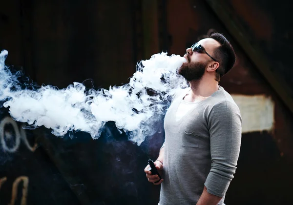 Man in sunglasses vaping outdoor — Stock Photo, Image