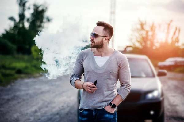 Ο άνθρωπος σε γυαλιά ηλίου vaping εξωτερική — Φωτογραφία Αρχείου