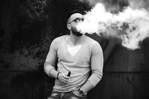 Hombre en gafas de sol vaping al aire libre — Foto de Stock