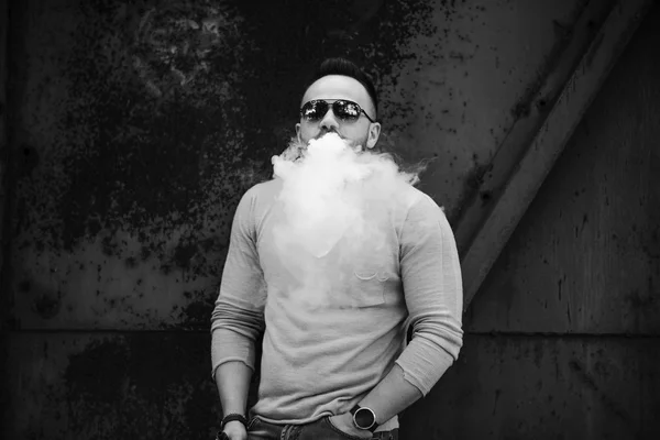Man in sunglasses vaping outdoor — Stock Photo, Image