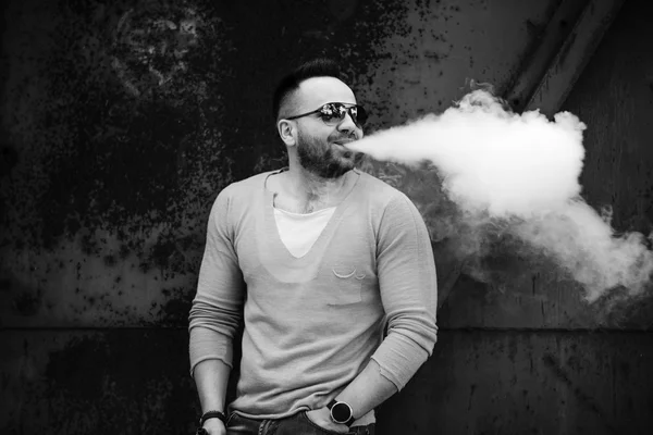 Homme en lunettes de soleil vaping extérieur — Photo