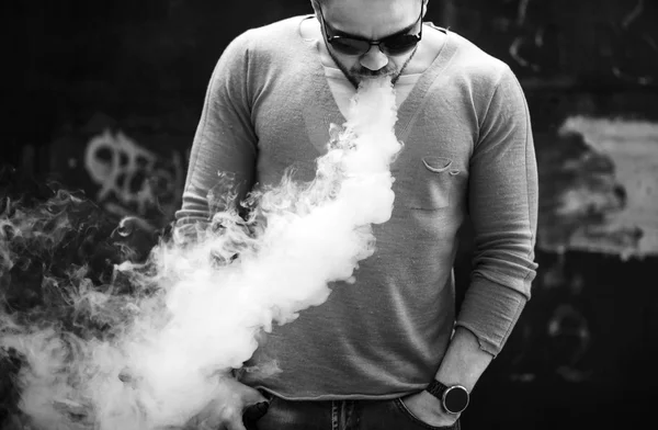 Homem de óculos de sol vaping ao ar livre — Fotografia de Stock