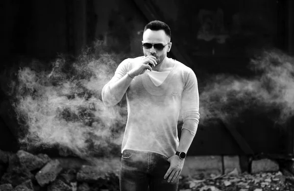 Homme en lunettes de soleil vaping extérieur — Photo