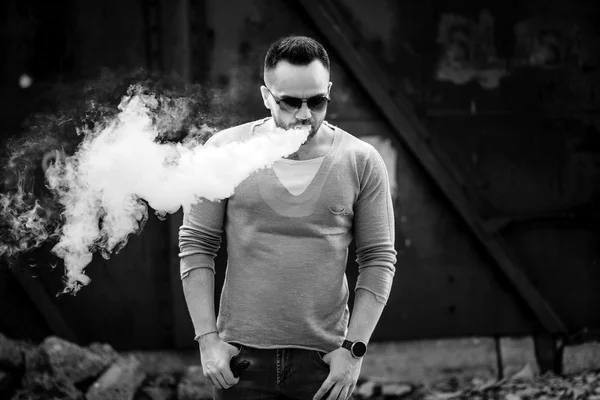 Homme en lunettes de soleil vaping extérieur — Photo