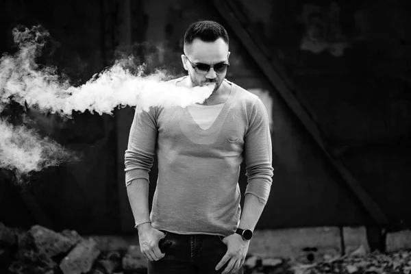 Man in sunglasses vaping outdoor — Stock Photo, Image