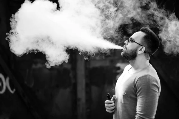 Uomo in occhiali da sole vaporizzare all'aperto — Foto Stock