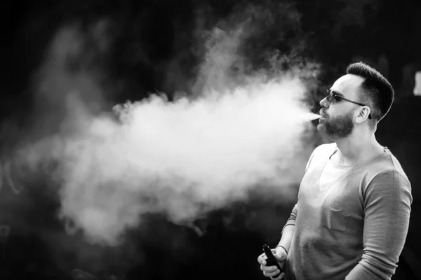 Homme en lunettes de soleil vaping extérieur — Photo