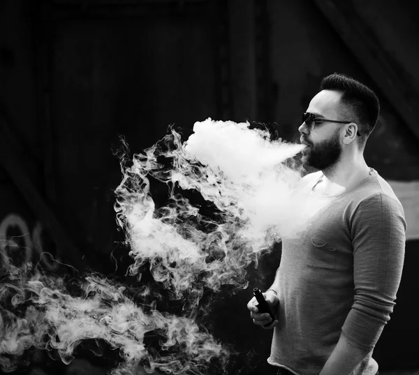 Homme en lunettes de soleil vaping extérieur — Photo