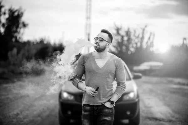 Homme en lunettes de soleil vaping extérieur — Photo