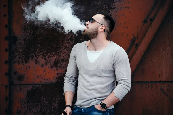 Homem de óculos de sol vaping ao ar livre — Fotografia de Stock