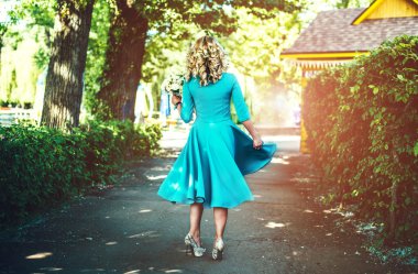 Genç ve mutlu güzel gelin açık park