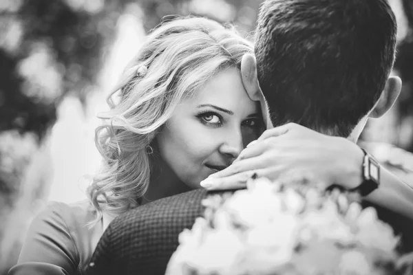 Abraços casal feliz de perto — Fotografia de Stock