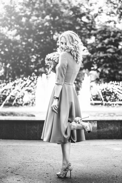 Jeune et heureuse belle mariée en plein air dans le parc — Photo