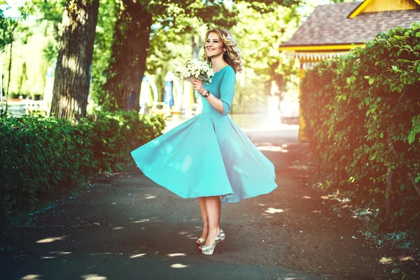 Mariée en plein air dans le parc — Photo