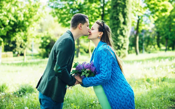 Mulher grávida com marido no parque — Fotografia de Stock