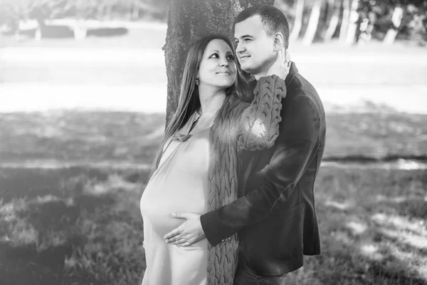 Femme enceinte avec mari dans le parc — Photo