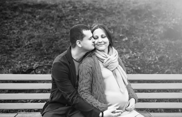 Těhotná žena s manželem v parku — Stock fotografie