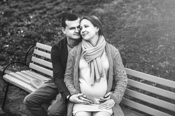 Gravid kvinna med make — Stockfoto