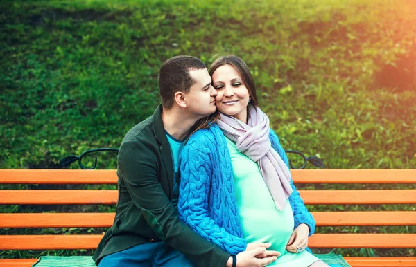 Έγκυος γυναίκα με άντρα στο πάρκο — Φωτογραφία Αρχείου