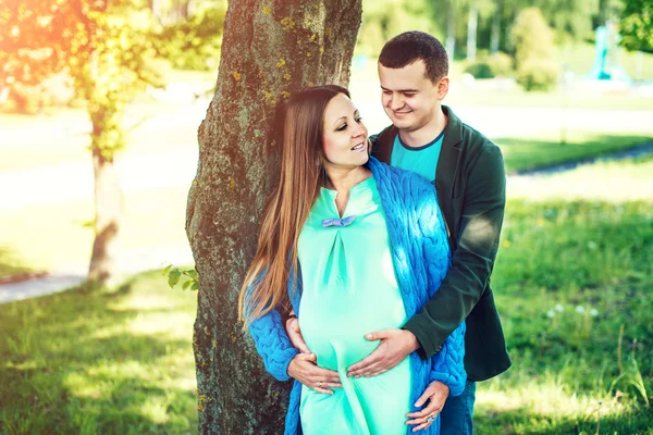 Zwangere vrouw met echtgenoot in het park — Stockfoto