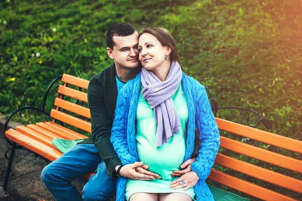 Femme enceinte avec mari dans le parc — Photo