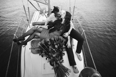 Güzel çift yat üzerinde