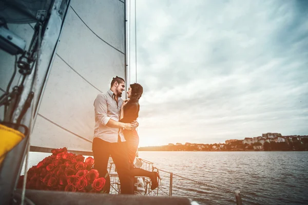 Casal bonito no iate — Fotografia de Stock