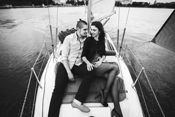 Bella coppia su yacht — Foto Stock