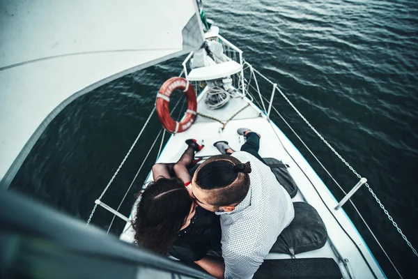 Casal bonito no iate — Fotografia de Stock