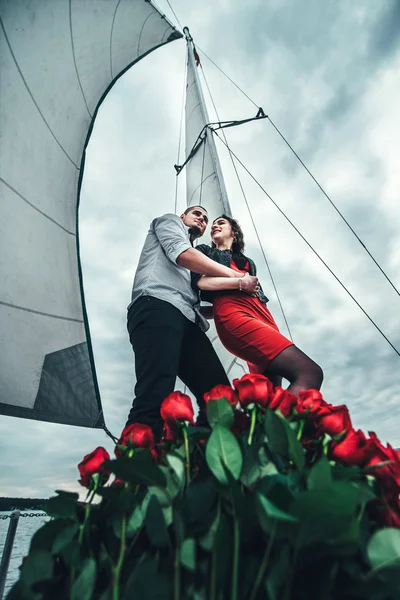 Bonita pareja en yate — Foto de Stock