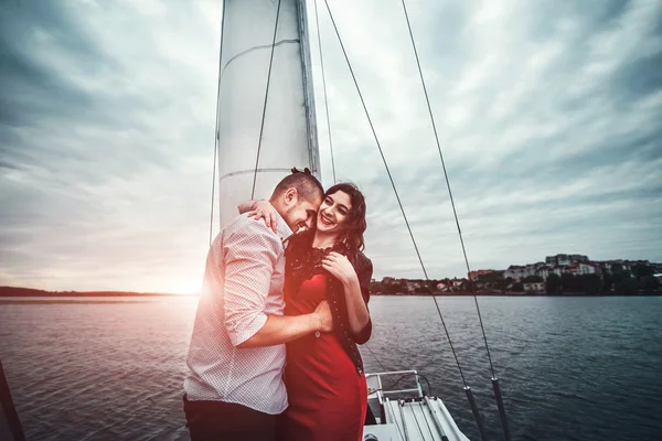 Joli couple sur yacht — Photo