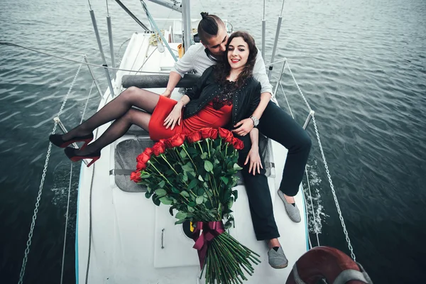 Joli couple sur yacht — Photo