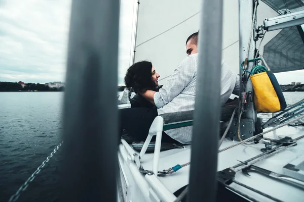 Joli couple sur yacht — Photo