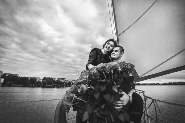 Pretty couple on yacht — Stock Photo, Image