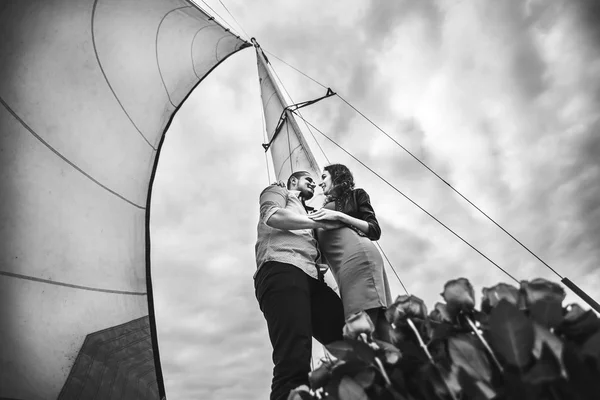 Bonita pareja en yate — Foto de Stock