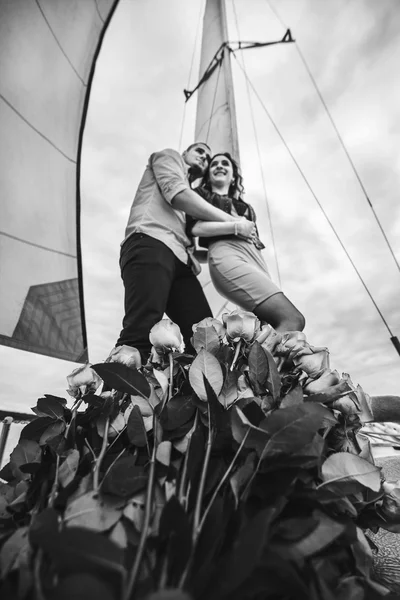 Casal bonito no iate — Fotografia de Stock