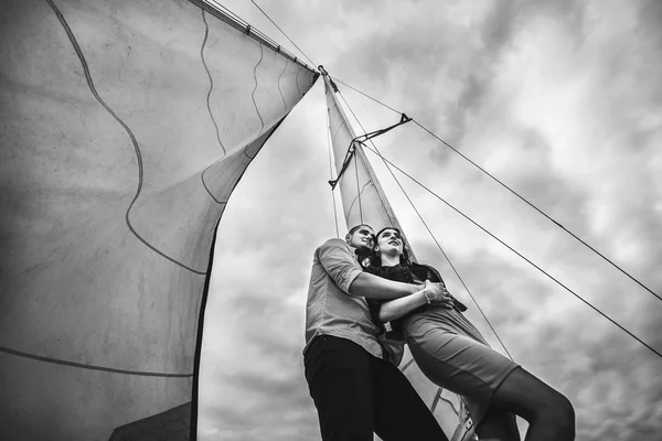 Bella coppia su yacht — Foto Stock