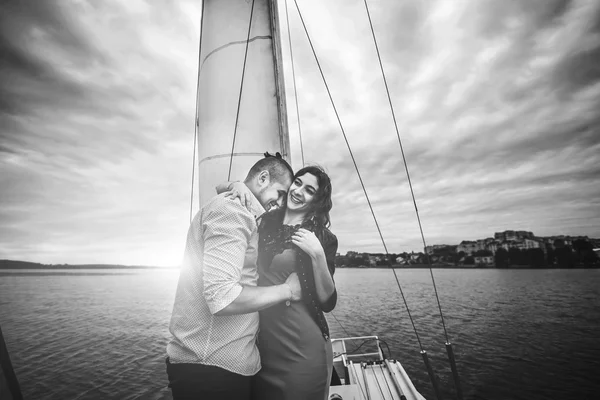 Joli couple sur yacht — Photo