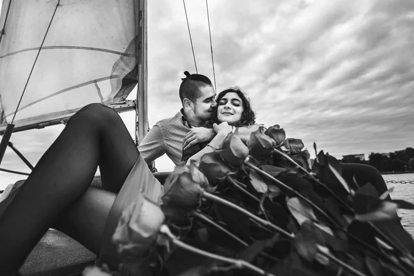 Joli couple sur yacht — Photo