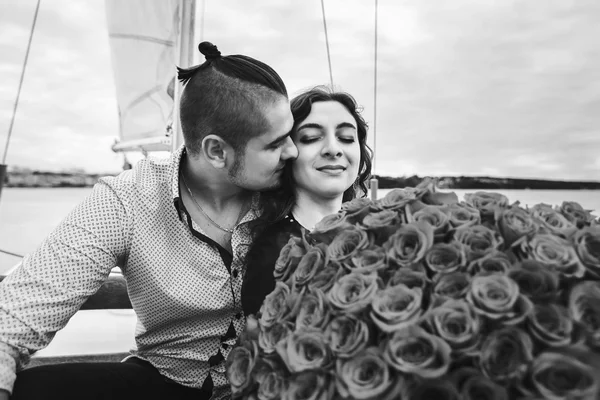 Söt par på yacht — Stockfoto