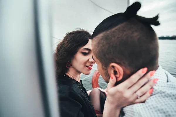 Bonita pareja en yate —  Fotos de Stock