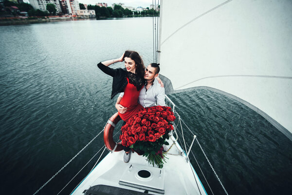 Красивая пара на яхте
