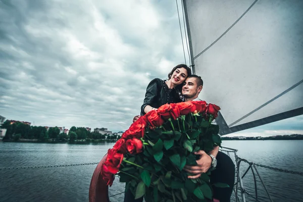 Joli couple sur yacht — Photo