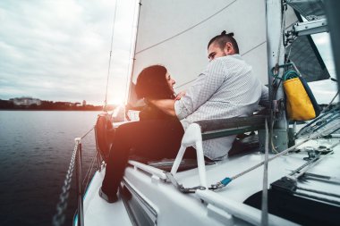 Güzel çift yat üzerinde